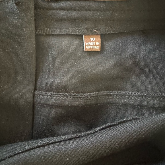 3/$20 Adrienne Vittadini black color stretchy skirt size 10 - Picture 2 of 3